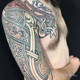 Tatuaż Historia zawarta w tatuażu na klatce motyw: ornamenty styl: dotwork