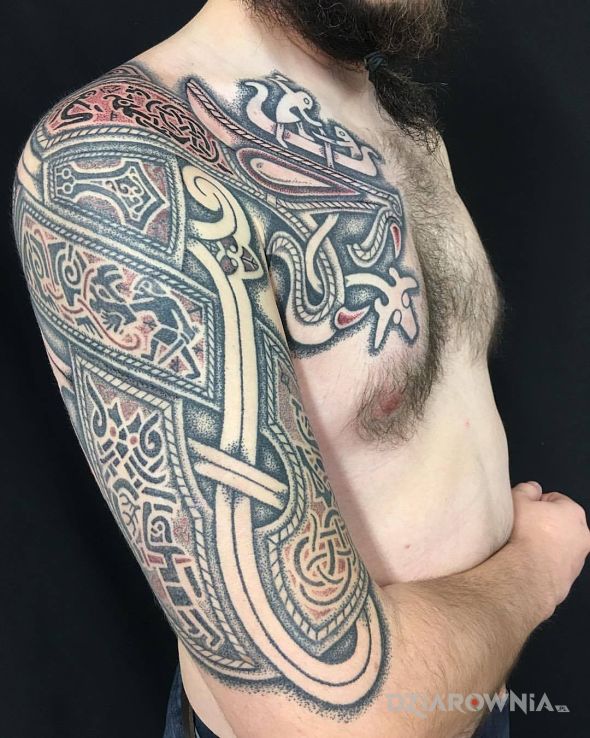 Tatuaż historia zawarta w tatuażu w motywie postacie i stylu celtyckie / nordyckie na ramieniu