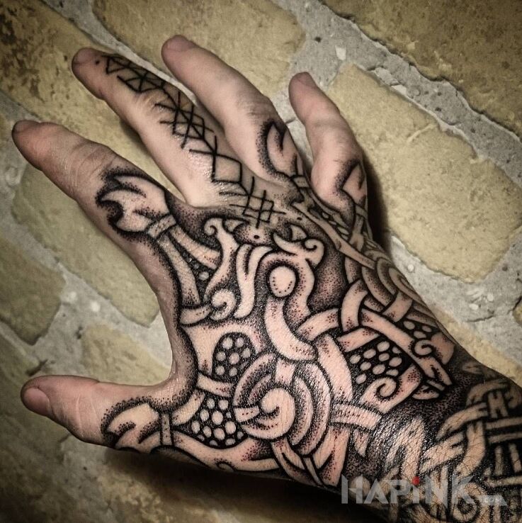 Tattoo Coś dla fanów wikingów in black and gray motif and Celtic / Nordic style on the fingers