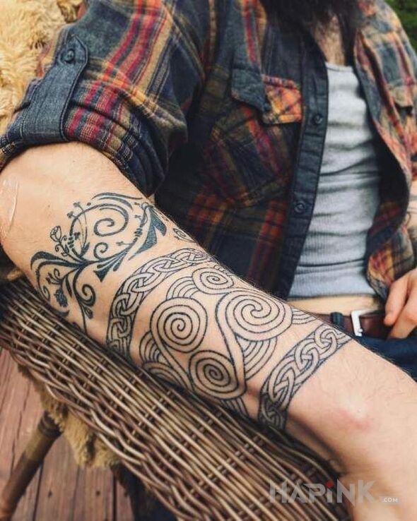 Tattoo Opaska ze spiralami in black and gray motif and Celtic / Nordic style on the forearm