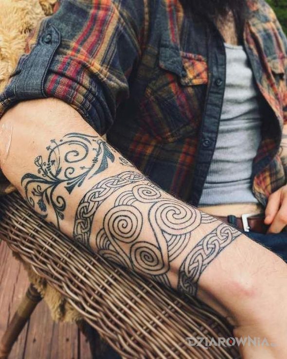 Tatuaż opaska ze spiralami w motywie czarno-szare i stylu celtyckie / nordyckie na przedramieniu