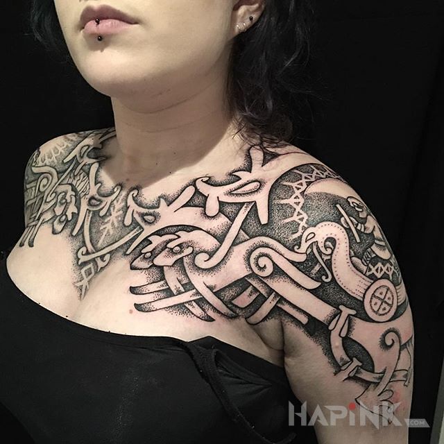 Tattoo Skandynawskie opowieści in animals motif and Celtic / Nordic style on the collarbone