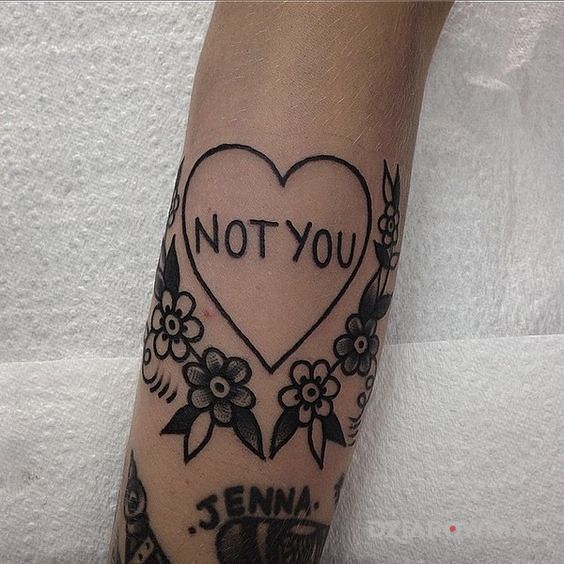 Tatuaż nie ty w motywie kwiaty i stylu minimalistyczne na przedramieniu