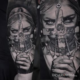 Tatuaż Dziewczyna schowana za krzyżem na przedramieniu motyw: twarze styl: realistyczne