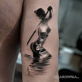 Tatuaż Czaszka w sylwetce kobiety na ramieniu motyw: czaszki styl: realistyczne