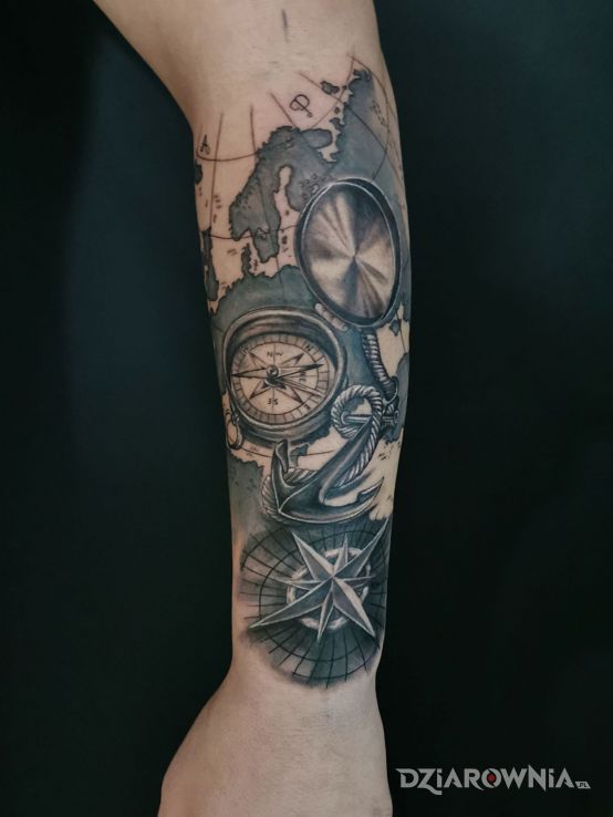 Tatuaż mapa kompas w motywie czarno-szare i stylu realistyczne na przedramieniu