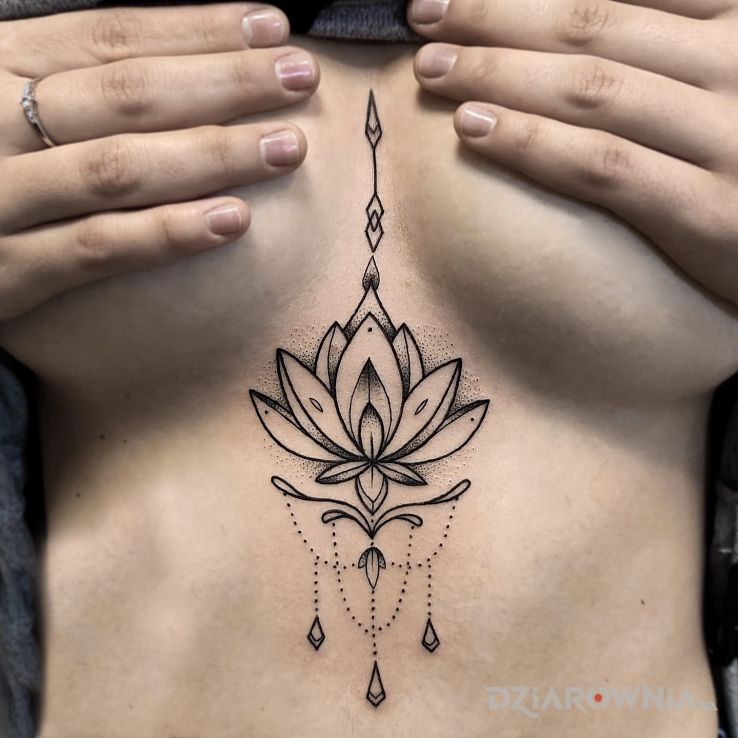 Tatuaż kwiat lotosu w motywie czarno-szare i stylu graficzne / ilustracyjne na brzuchu
