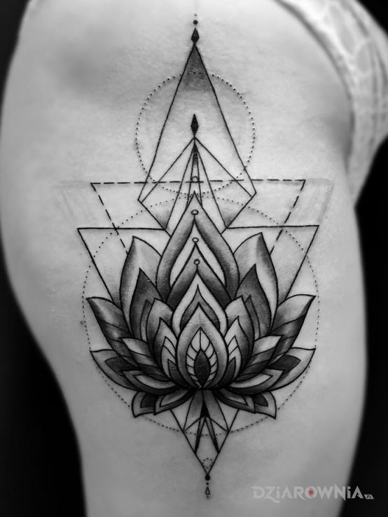 Tatuaż kwiat lotosu geometria w motywie kwiaty i stylu graficzne / ilustracyjne na nodze