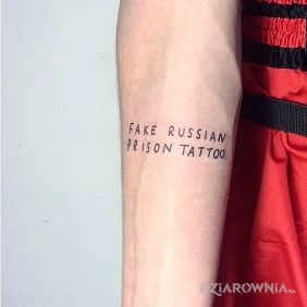 Tatuaż Fake russian prison tattoo na przedramieniu motyw: napisy styl: ignorant