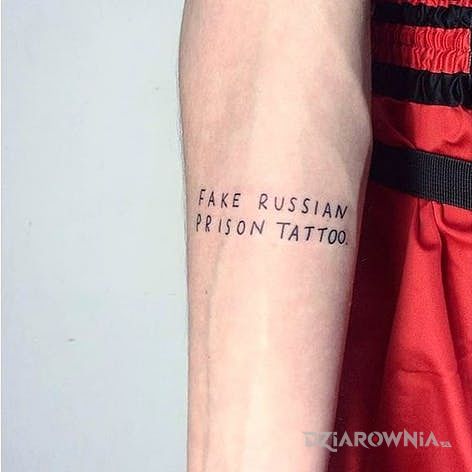 Tatuaż fake russian prison tattoo w motywie napisy i stylu ignorant na przedramieniu