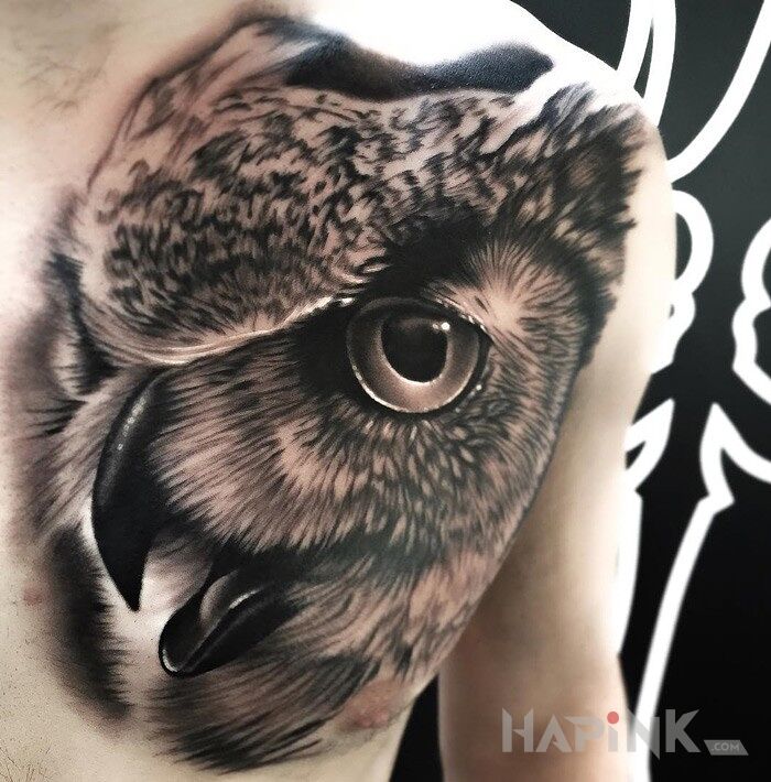 Tattoo Realistyczna sowa in animals motif and realistic style on the chest