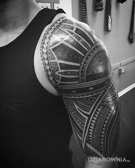 Tatuaż ramie z polinezji w motywie czarno-szare i stylu polinezyjskie na barku