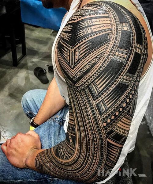 Tattoo Ciekawe polinezyjskie wzory in black and gray motif and Polynesian style on the elbow