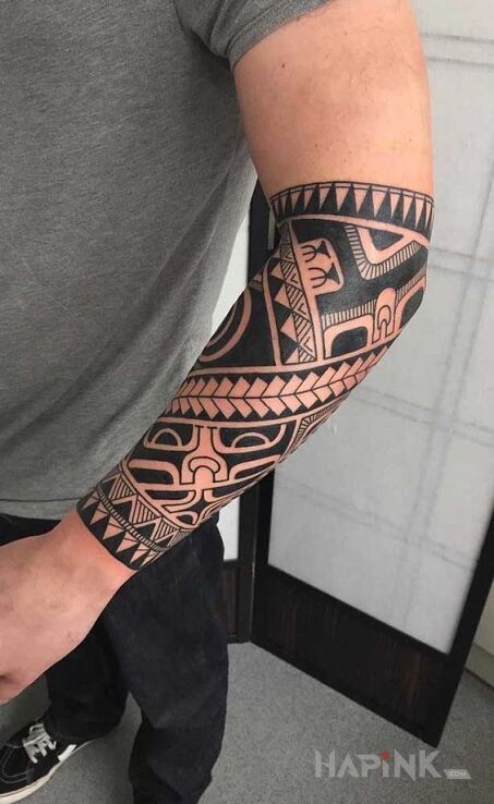 Tattoo Reka w polinezyjskich tatuazach in other motif and Polynesian style On the arm