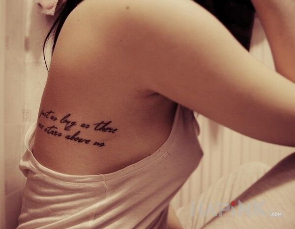 Tattoo Żebra napis in lettering motif on the ribs