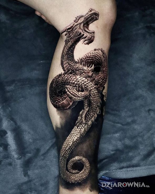 Tatuaż powywijany chinski smok w motywie czarno-szare i stylu realistyczne na łydce