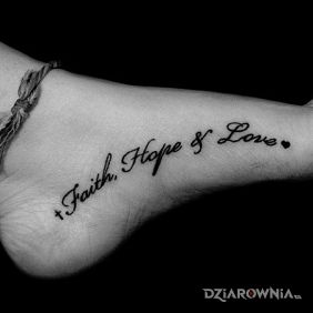 Tatuaż Faith, hope adn love na stopie motyw: napisy