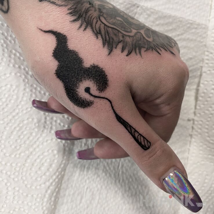 Tattoo Zapałka in black and gray motif and graphic / illustrative style on the fingers