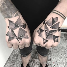 Tatuaż Figury geometryczne na dłoni motyw: czarno-szare styl: dotwork