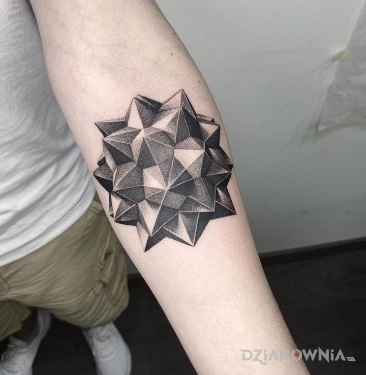 Tatuaż bryłka w motywie czarno-szare i stylu geometryczne na przedramieniu