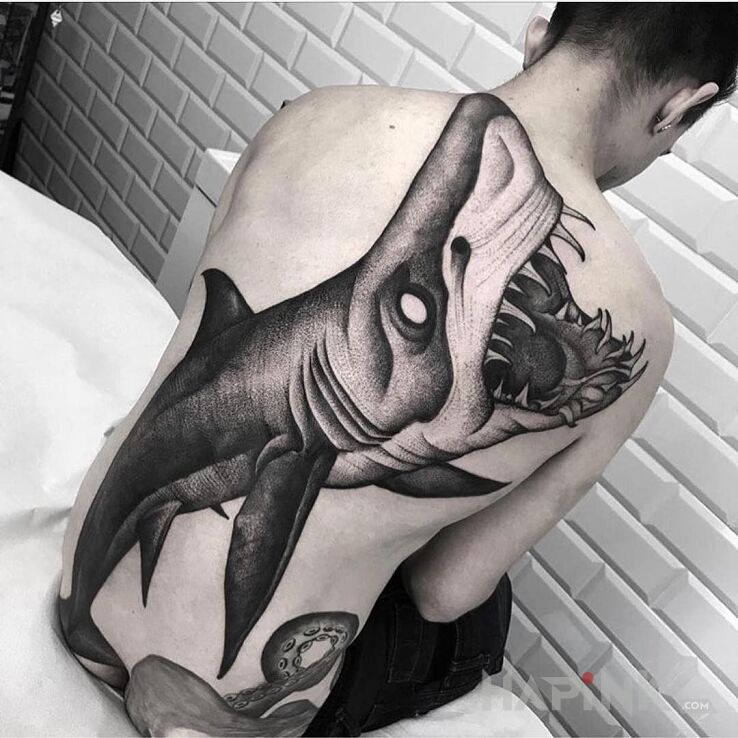 Tattoo Rekin z białymi ślepiami in black and gray motif and graphic / illustrative style on the shoulder blades