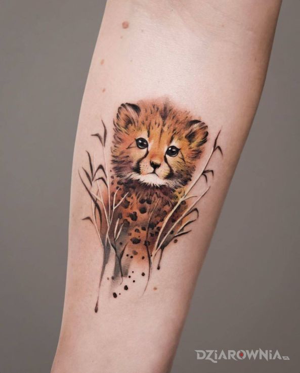 Tatuaż małe lwiątko w motywie kolorowe i stylu realistyczne na przedramieniu