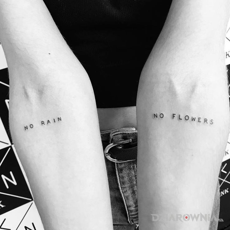 Tatuaż no rain no flowers w motywie napisy na przedramieniu