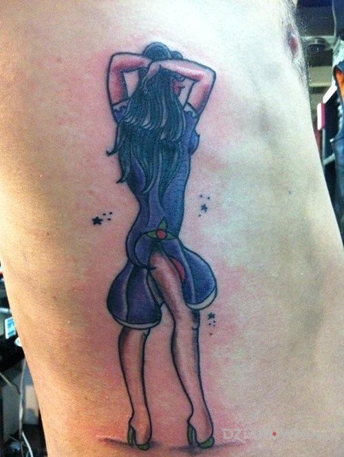 Tatuaż krzywa panienka w motywie postacie na żebrach