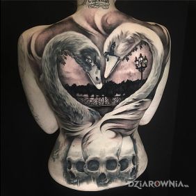 Tatuaż Łabędzie i czaszki na plecach motyw: czaszki styl: realistyczne
