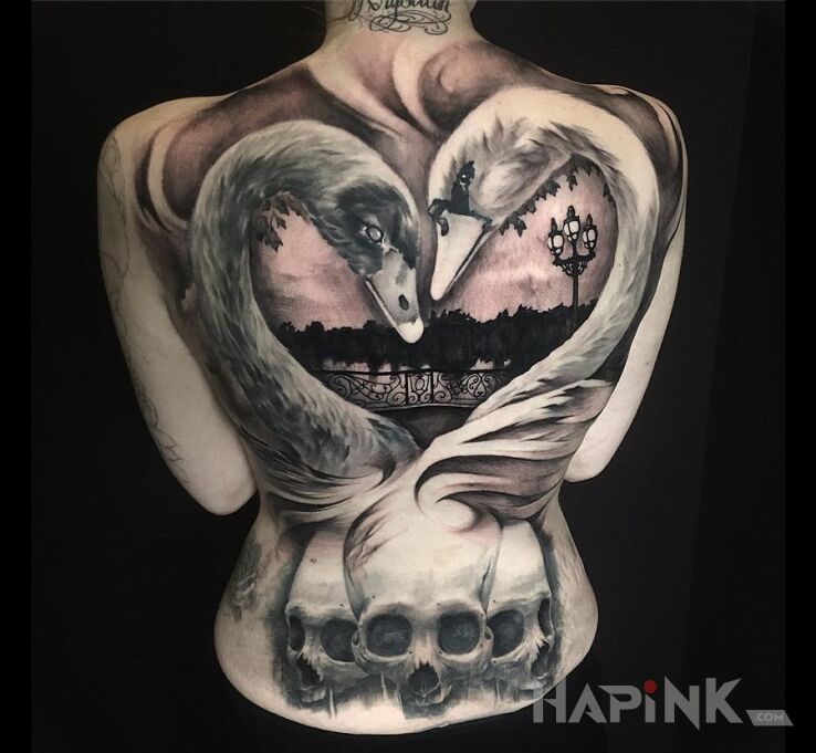 Tattoo Łabędzie i czaszki in skulls motif and realistic style on the back