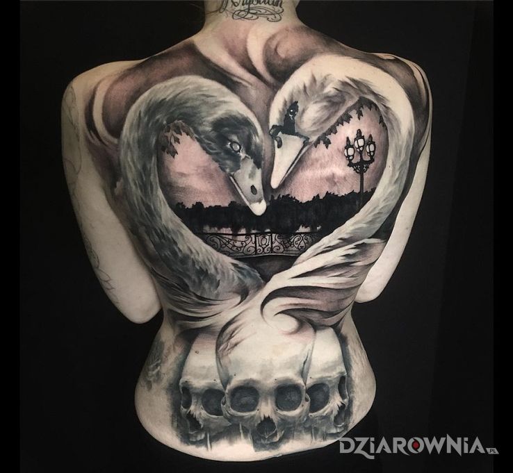 Tatuaż łabędzie i czaszki w motywie zwierzęta i stylu realistyczne na plecach