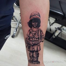 Tatuaż Mały powstaniec na ręce motyw: patriotyczne styl: realistyczne