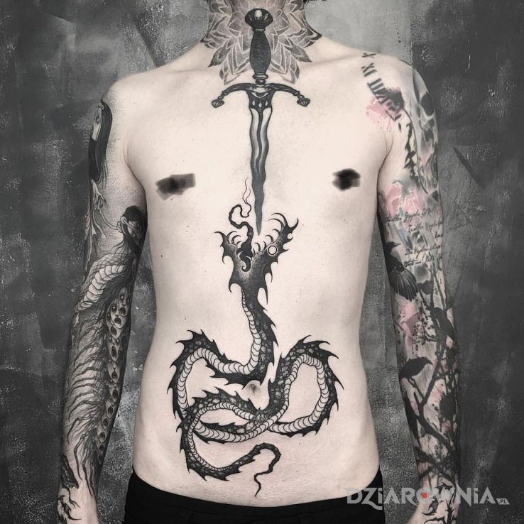 Tatuaż sztylet wycelowany w paszczę węża w motywie zwierzęta i stylu graficzne / ilustracyjne na klatce