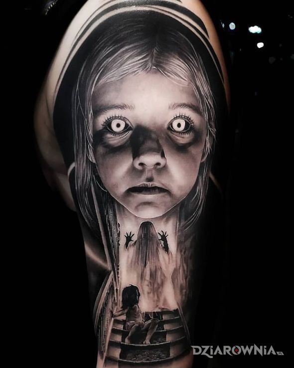 Tatuaż nawiedzona dziewczynka w motywie demony i stylu realistyczne na ramieniu