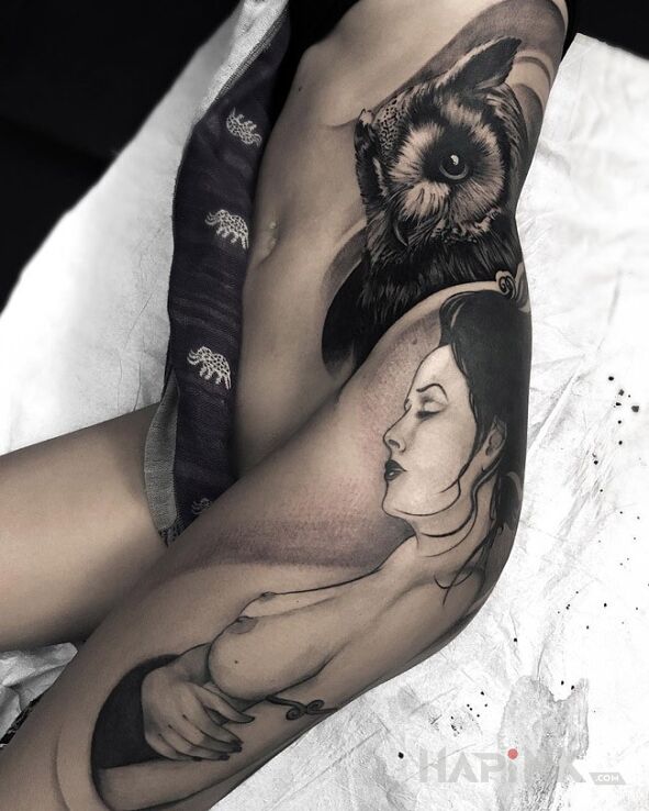 Tattoo Kobieta na udzie in sexy motif on the ribs