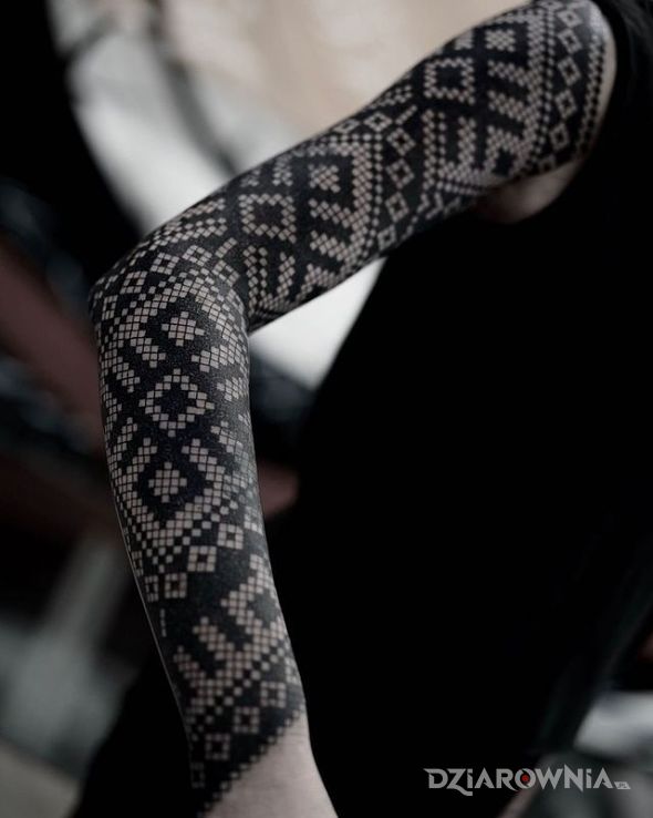 Tatuaż coś innego dla odmiany w motywie rękawy i stylu haftowane na ramieniu