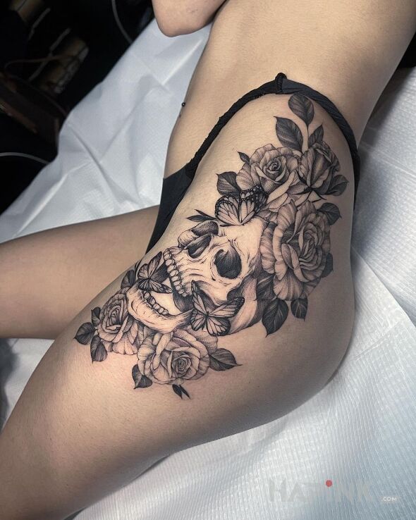 Tattoo Czaszka z kwiatami i motylami in butterflies motif and realistic style on the leg
