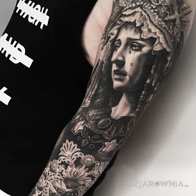 Tatuaż Matka Boska z lampionem na ramieniu motyw: rękawy styl: realistyczne