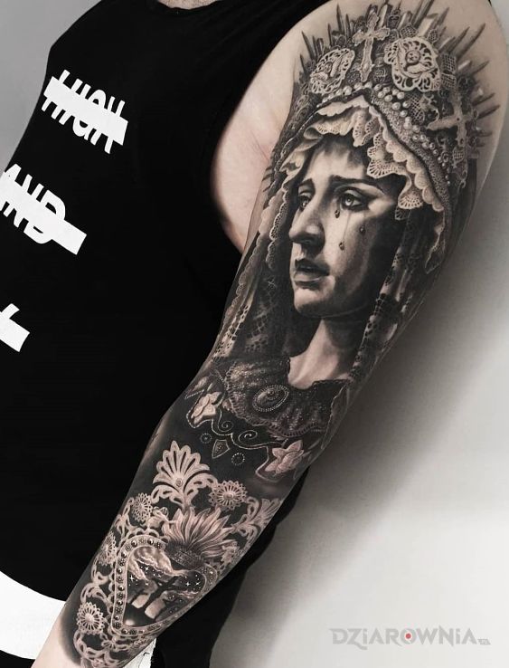 Tatuaż matka boska z lampionem w motywie twarze i stylu realistyczne na ramieniu