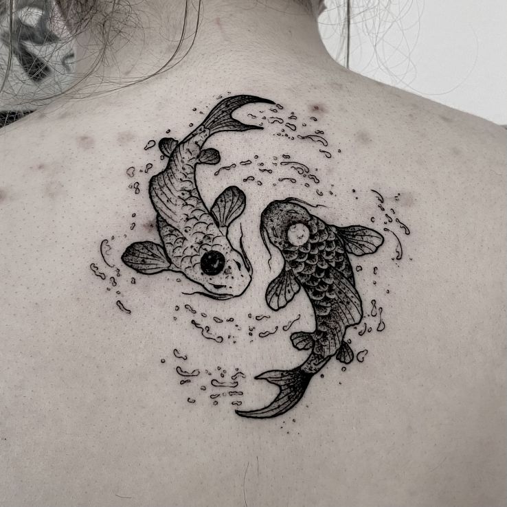 Tatuaż ryby  znak zodiaku  yin yang w motywie czarno-szare i stylu dotwork na plecach