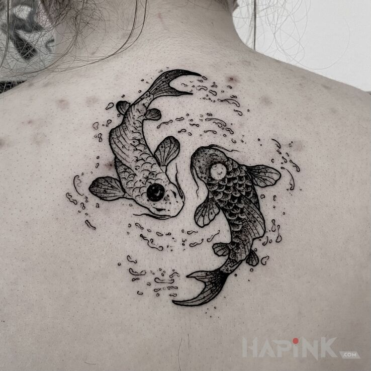 Tattoo Ryby / Znak zodiaku / Yin Yang in black and gray motif and dotwork style on the back