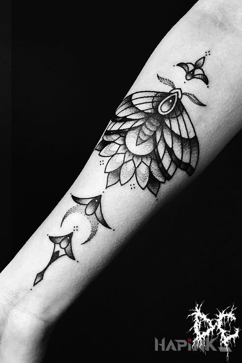 Tattoo Ćma z ozdobnikami in butterflies motif and dotwork style on the forearm
