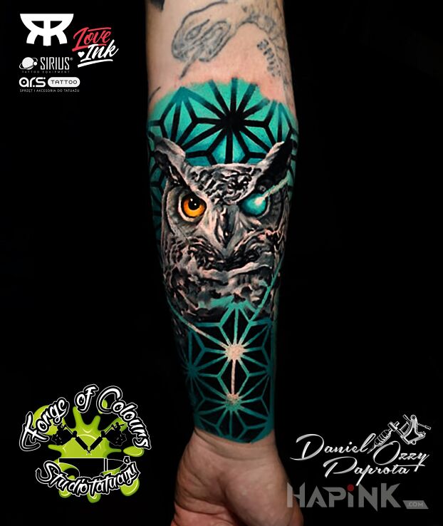 Tattoo Cover starego tatuażu in colorful motif and realistic style on the forearm
