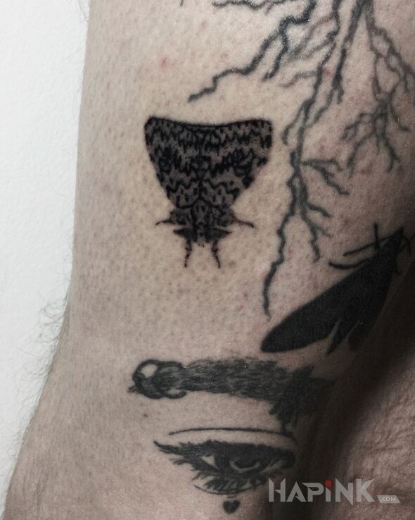 Tattoo Brudnica mniszka / lymantria monacha in black and gray motif and graphic / illustrative style on the thigh