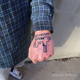 Tatuaż Ignorant uzi na ręce motyw: przedmioty styl: ignorant