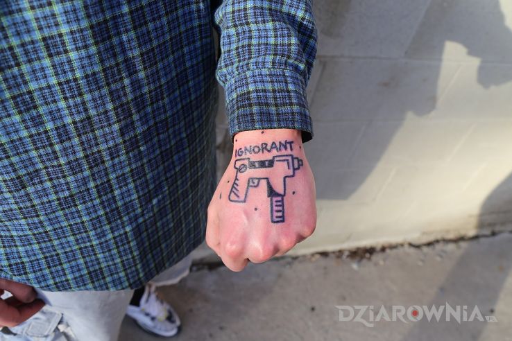 Tatuaż ignorant uzi w motywie napisy i stylu ignorant na dłoni