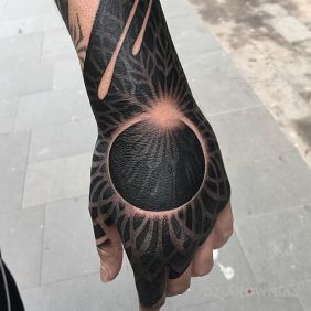 Tatuaż Czarne coś na ręce motyw: czarno-szare styl: blackwork / blackout
