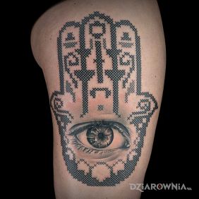 Tatuaż Ręka fatimy na ramieniu motyw: czarno-szare styl: realistyczne