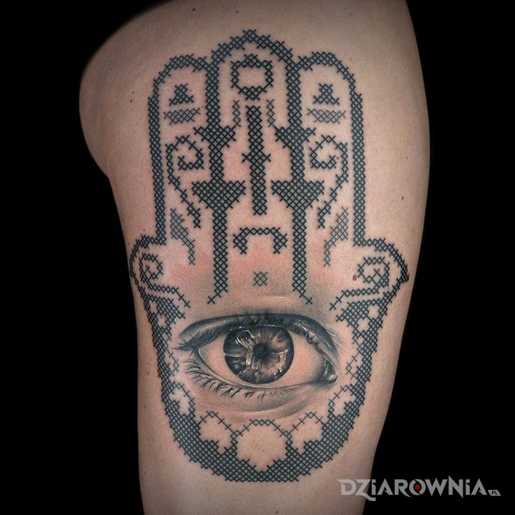 Tatuaż ręka fatimy w motywie religijne i stylu haftowane na ramieniu