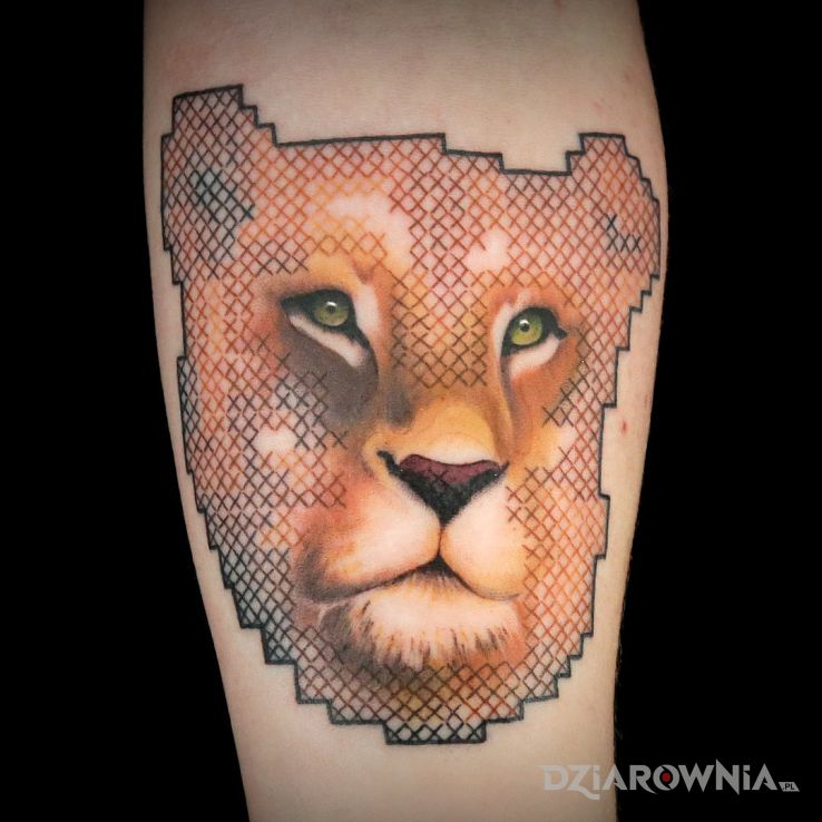Tatuaż lwica w hafcie w motywie zwierzęta i stylu haftowane na przedramieniu